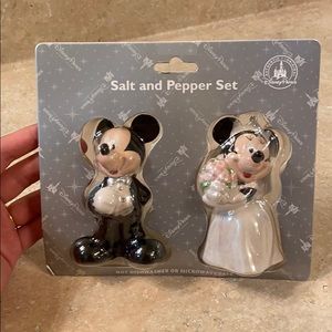 Disney Mickey & Minnie salt/pepper shakers